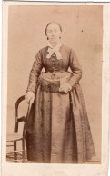 Photo CDV D'une Femme   élégante Posant Dans Un Studio Photo - Anciennes (Av. 1900)