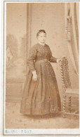 Photo CDV D'une Femme  élégante Posant Dans Un Studio Photo - Anciennes (Av. 1900)