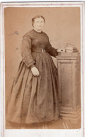 Photo CDV D'une Femme  élégante Posant Dans Un Studio Photo - Oud (voor 1900)