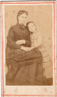 Photo CDV D'une Femme élégante Avec Sa Jeune  Fille Posant Dans Un Studio Photo - Oud (voor 1900)