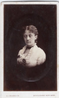 Photo CDV D'une Femme élégante Posant Dans Un Studio Photo A Boulogne-sur-Mer - Oud (voor 1900)