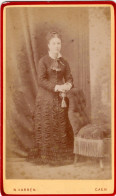 Photo CDV D'une Femme élégante Posant Dans Un Studio Photo A Caen - Oud (voor 1900)