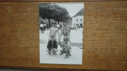 Les Abrets : Isère , (années 50-60) Concour De Boule Sur La Place De La Mairie Des Abrets Des Gagnants ( Ph 18 X 13 Cm - Lieux