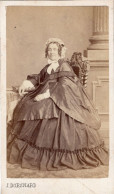 Photo CDV D'une Femme élégante Posant Dans Un Studio Photo A Lisieux - Oud (voor 1900)
