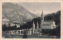 FRANCE - Lourdes - La Basilique Et Les Montagnes - Carte Postale Ancienne - Lourdes