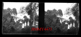 Un Pont Et Trois Jeunes Filles, à Identifier - Plaque De Verre Stéréo En Négatif - Taille 44 X 107 Mlls - Glass Slides