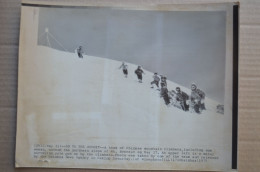 Original Photo Press 20x26.5cm 1975 China Team Summit Everest Mountaineering Escalade Alpinisme - Sports