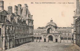 FRANCE - Palais De Fontainebleau - Cour Ovale Et Baptistère - Vue Générale - Carte Postale Ancienne - Fontainebleau