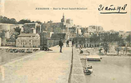 84 - Avignon - Sur Le Pont St Bénézet - Animée - CPA - Voir Scans Recto-Verso - Avignon