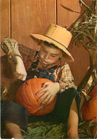 Enfants - Image - Scènes Et Paysages - Enfant Qui Réalise Une Citrouille D'Halloween - CPM - Carte Neuve - Voir Scans Re - Scènes & Paysages