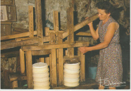 LD61 : Métier : Francis Debaisieux :  Fromage , Pressage Du Saint  Nectaire   ,puy De  Dôme - Artisanat