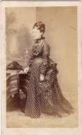 Photo CDV D'une Femme élégante Posant Dans Un Studio Photo - Oud (voor 1900)