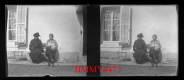 Deux Femmes Assises Devant Une Maison, à Identifier - Plaque De Verre Stéréo En Négatif - Taille 44 X 107 Mlls - Glasdias