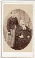 Photo CDV D'une Femme Enceinte Avec Une Femme Agée Posant Dans Un Studio Photo - Oud (voor 1900)
