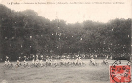 La Flèche - Centenaire Du Prytanée Militaire 1808-1908 Les Bicyclistes Devant La Tribune D'honneur Du Prytanée Cycliste - La Fleche