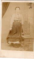 Photo CDV D'une Jeune Fille   élégante Posant Dans Un Studio Photo - Anciennes (Av. 1900)