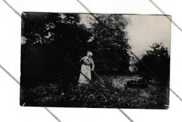 Photo Carte D'une Dame Dans Son Jardin, Fauchage, Ratissage ?? - Parc  (B374) - Photographie