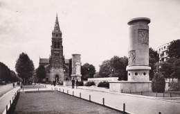 NEUILLY - L'Eglise Saint-Pierre Et Le Monument Des Gardiens De La Paix - Neuilly Sur Seine