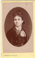 Photo CDV D'une Jeune Fille  élégante Posant Dans Un Studio Photo A Bordeaux - Old (before 1900)