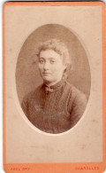 Photo CDV D'une Jeune Fille  élégante Posant Dans Un Studio Photo A Charolles - Anciennes (Av. 1900)
