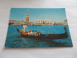 VENEZIA VENISE   ( ITALIA  ITALIE )  PANORAMA DEL BACINO DI SAN MARCO GONDOLE ANIMEES 1er PLAN 1973 COLORISER - Venezia (Venice)