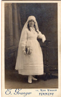 Photo CDV D'une Jeune Fille  élégante Posant Dans Un Studio Photo A Firminy - Anciennes (Av. 1900)