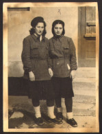 WW2 Yugoslavia Two Women Girls Soldiers Partisans Old Photo 12x9 Cm #38876 - War, Military