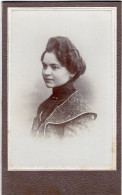 Photo CDV D'une Jeune Fille  élégante Posant Dans Un Studio Photo A Lyon-Montchat - Anciennes (Av. 1900)
