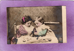 Bonne Année Petite Fille Et Garçon Assis à Table Et Prenant Un Repas - Nouvel An