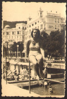 Nice Bikini Woman Female Girl On Beach Opatija Old Photo 11x8 Cm #40483 - Anonyme Personen