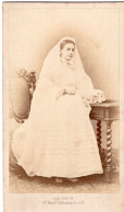 Photo CDV D'une Jeune Fille  élégante Posant Dans Un Studio Photo A Paris - Anciennes (Av. 1900)