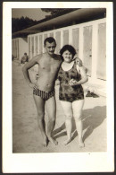 Couple Trunks Bulge Man And Bikini Woman On Beach Old Photo 14x9 Cm #40598 - Personnes Anonymes