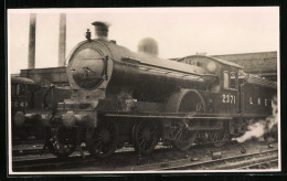 Fotografie Britische Eisenbahn, Dampflok LNER, Tender-Lokomotive Nr. 2371 Vor Lokschuppen  - Eisenbahnen