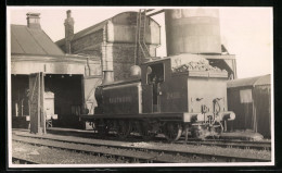 Fotografie Britische Eisenbahn, Dampflok Southern Railways, Lokomotive Nr. 2406 Vor Lokschuppen  - Trains