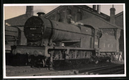 Fotografie Britische Eisenbahn, Dampflok LMS, Tender-Lokomotive Nr. 9563 Vor Lokschuppen  - Eisenbahnen