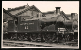 Fotografie Colling Turner, Britische Eisenbahn, Dampflok Southern Railways, Lokomotive Nr. 44 Vor Lokschuppen  - Trains