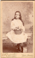 Photo CDV D'une Jeune Fille  élégante Posant Dans Un Studio Photo A Sidi-Bel-Abbès ( Algérie ) - Anciennes (Av. 1900)
