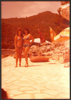 Nice Two Bikini Woman Female Girl Embraced On Beach Old Photo 13x9 Cm #40600 - Personnes Anonymes