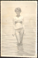 Nice Young Bikini Woman Female Girl On Beach Old Photo 13x9 Cm #40601 - Personnes Anonymes