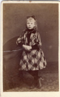 Photo CDV D'une Jeune Fille  élégante Posant Dans Un Studio Photo Au Havre - Anciennes (Av. 1900)
