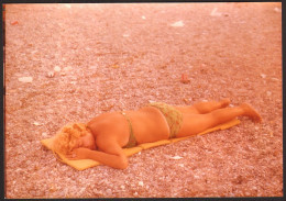 Nice Woman Female Sleeping On Beach Old Photo 9x12 Cm #40608 - Anonyme Personen