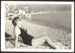 Nice Woman Female Girl On Beach Real Old Photo 9x13 Cm #40610 - Personnes Anonymes
