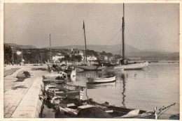 4V5Jm    Grande Photo Originale Signée De Felix Giraud Un Coin D'un Port à Identifier Dans Le Var - Fotografia