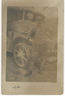 CARTE PHOTO MILITAIRE Posant Devant Un Vehicule - War, Military