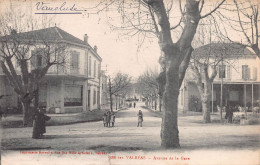 27145 " VALREAS-AVENUE DE LA GARE " ANIMÉ-VERA FOTO-CART. POST. SPED.1918 - Valreas