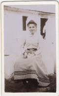 Photo CDV D'une Jeune Fille  élégante Posant Devant Sa Maison - Anciennes (Av. 1900)