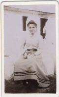 Photo CDV D'une Jeune Fille  élégante Posant Devant Sa Maison - Oud (voor 1900)