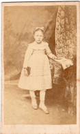 Photo CDV D'une Jeune Fille élégante Posant Dans Un Studio Photo - Oud (voor 1900)