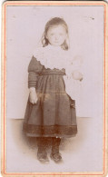 Photo CDV D'une Jeune Fille élégante Avec Sa Poupée Posant Dans Un Studio Photo - Anciennes (Av. 1900)