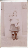 Photo CDV D'une Jeune Fille élégante Avec Sa Poupée Posant Devant Sa Maison - Anciennes (Av. 1900)